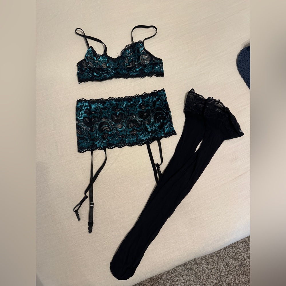Elegant Lace Lingerie Set in Black and Teal